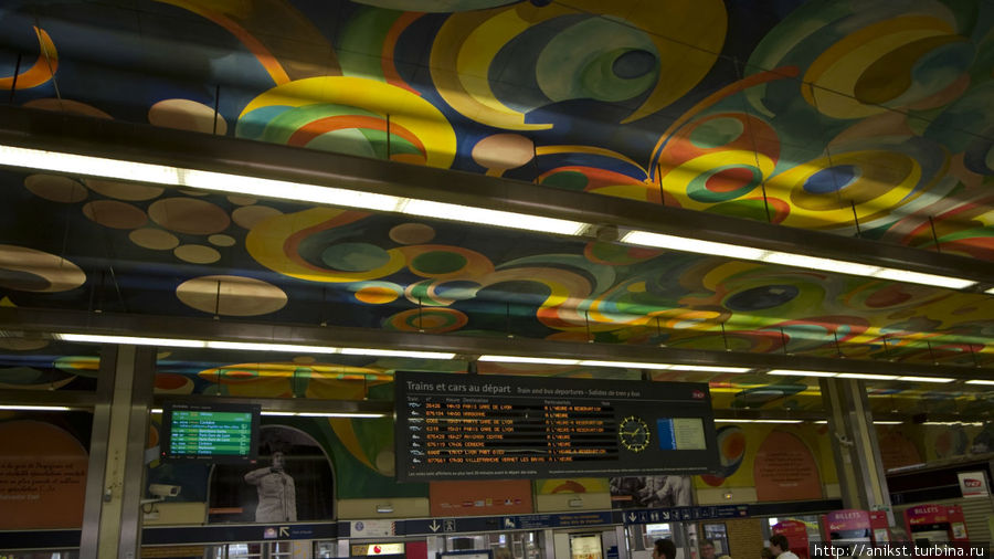 Этот потолок Перпиньянского вокзала расписывал сам Дали. Перпиньян, Франция