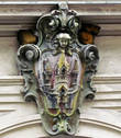 Герб города Зальцбурга на парадным входом в один из домов
