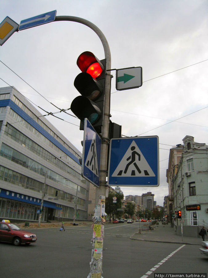 Вот на Украине давно уже разрешен поворот на красный сигнал светофора... У нас только начали обсуждение ))) Киев, Украина