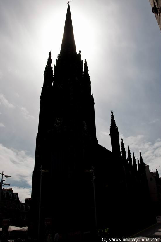 Темной громадой вздыбилась Толбус-кирк, она же церковь св. Джона. Ее 73-метровая башня является самой высокой в городе. Церковь относительно молодая – ее построили лишь к 1845г. Но из-за городской копоти XIXв стены сильно закоптились, и стали казаться старше (это характерно для многих зданий Эдинбурга). Церковь долгие годы была закрытой, сейчас ее используют для разных городских и туристических нужд. Эдинбург, Великобритания