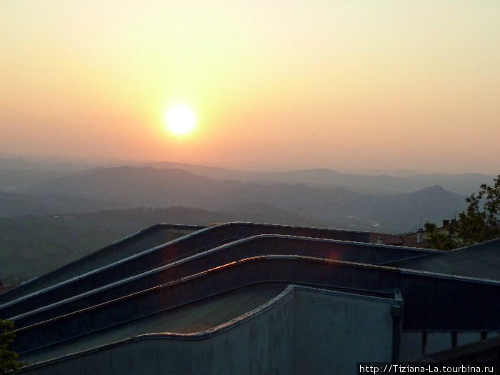 Закат над крышей современной церкви Закат над крышей современной церкви
