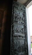 Бронзовые двери порталов XI века также не уцелели в пожаре. Новые созданы в мастерской Джамболоньи в 1602 г.