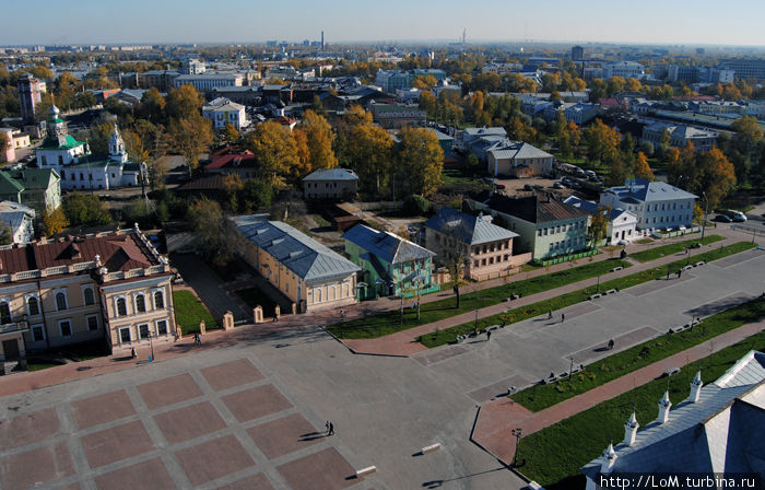 вид с Колокольни Вологодского кремля, площадь перед Вологодским кремлем Вологда, Россия