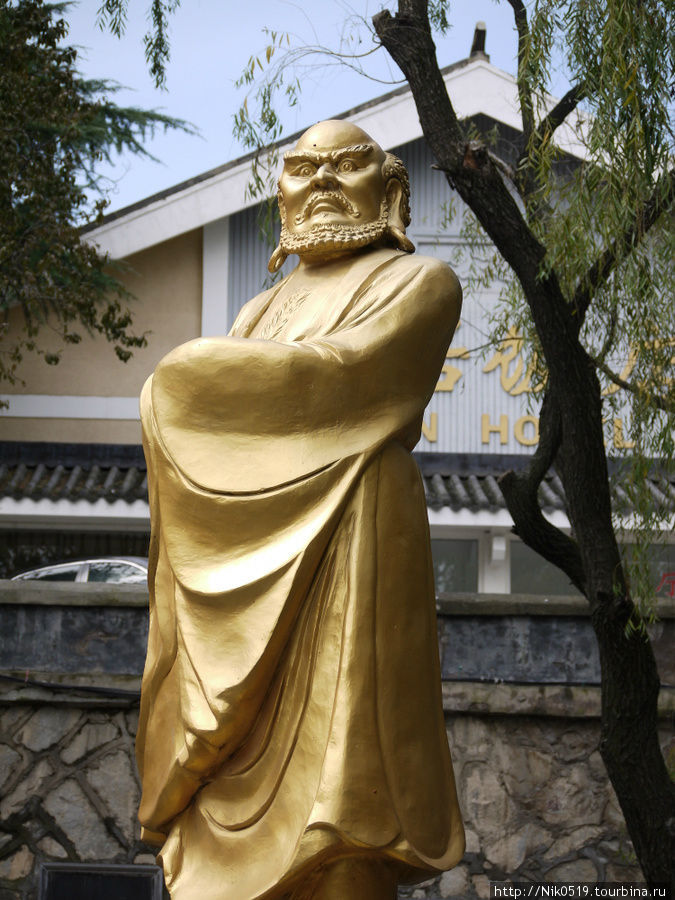 Бодхидарма — индийский монах, который ввел систему упражнений для монахов. Лоян, Китай