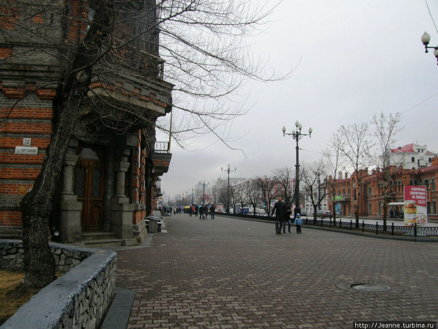 Начало главной улицы города — Улица Муравьёва-Амурского. Слева — исторический памятник — Краевая научная библиотека — Доходный дом Плюснина (1900-1902гг) Хабаровск, Россия Начало главной улицы города — Улица Муравьёва-Амурского. Слева — исторический памятник — Краевая научная библиотека — Доходный дом Плюснина (1900-1902гг) Хабаровск, Россия