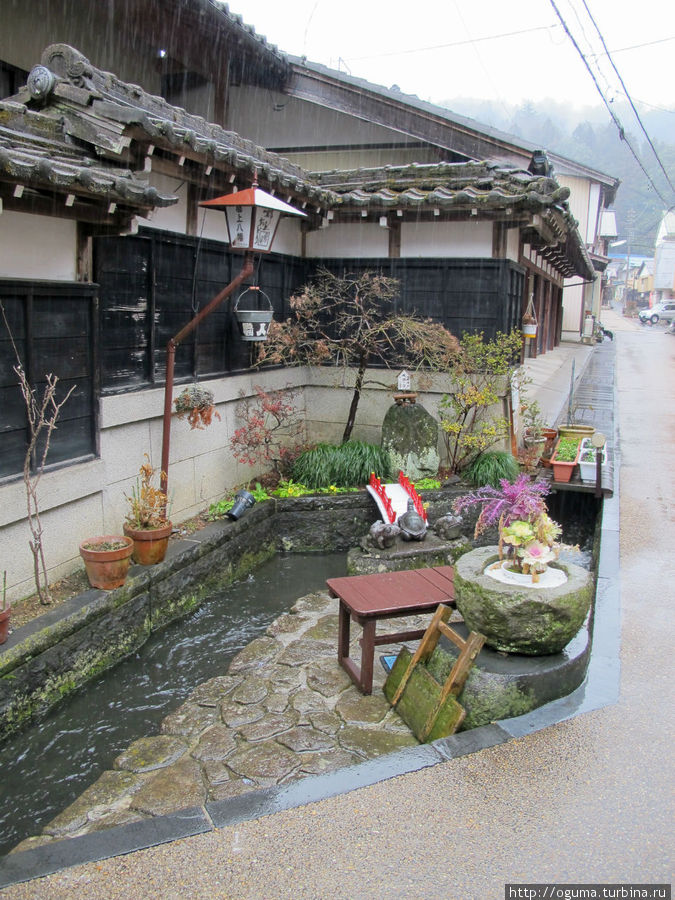 Ещё пример композиции. Хозяева домов сами делают их. Японская традиция — любовь к садикам. Каждый стремится самовыразить себя в нём. Гудзё, Япония