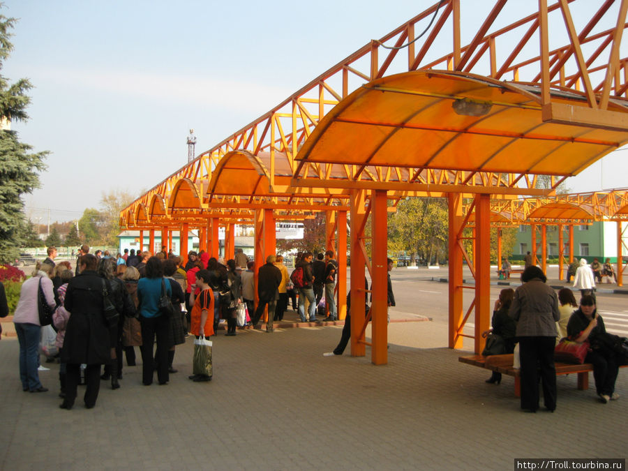 Перрон ближнего сообщения, на переднем плане толпа желающих уехать в Зарайск Коломна, Россия