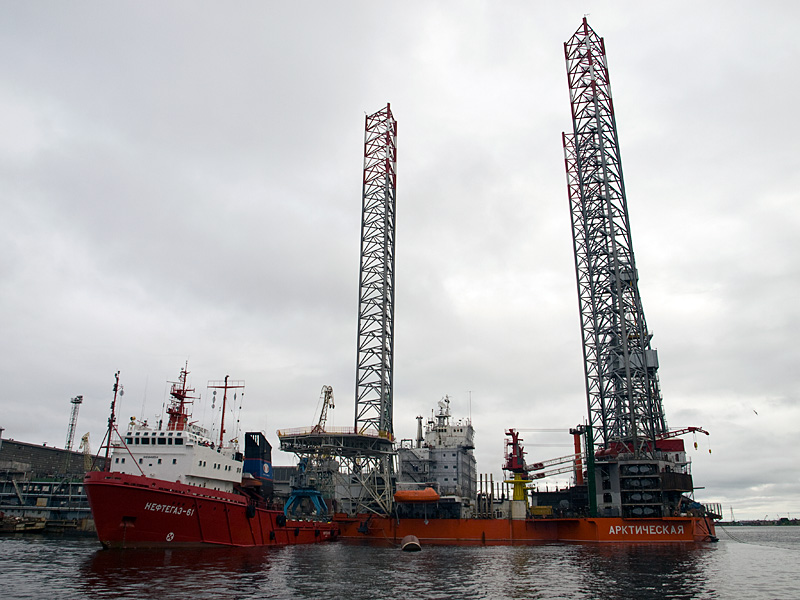 Самое начало вывода из заводской акватории в довольно узком проливе. Самое начало вывода из заводской акватории в довольно узком проливе.