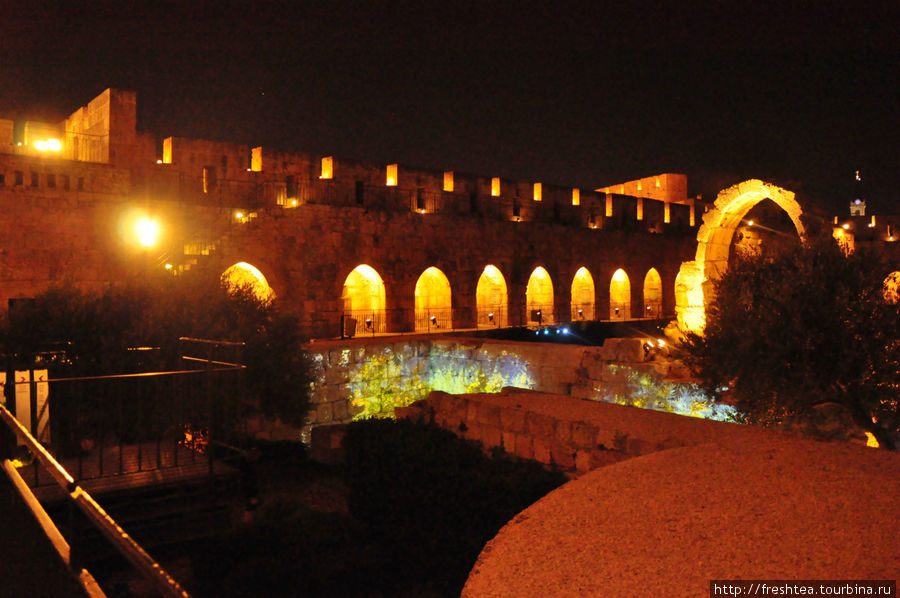 Во внутреннем дворе крепости перед началом феерии Ночное представление. Иерусалим, Израиль