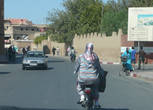 В Таруданнте необычно много женщин перемещающизся на мопедах и велосипедах.