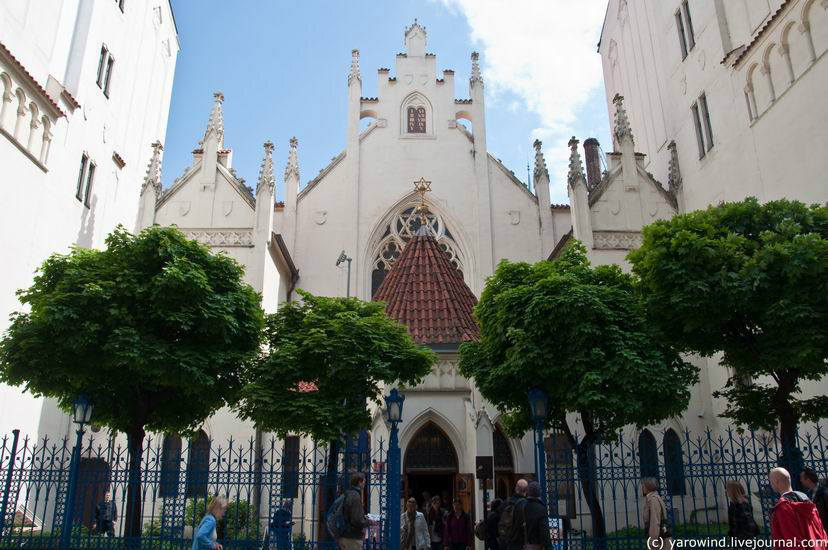 Мейзелова синагога была построена в 1592г на деньги Мордехая Майзела (главы пражской еврейской общины), из-за чего и получила свое имя. Прага, Чехия