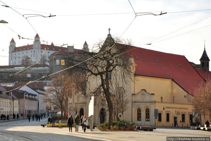 Вид на Братиславский замок с одной из старейших площадей города — Капуцинской. Название ей дал монастырь, что действует и в наши дни (на переднем плане справа). Братислава, Словакия