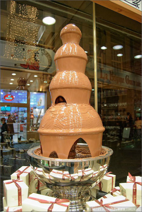 Главная фишка магазина — шоколадный фонтан, очень хотелось пальцем проверить насколько он горячий и какой на вкус, но думаю меня бы не поняли :) Брюссель, Бельгия