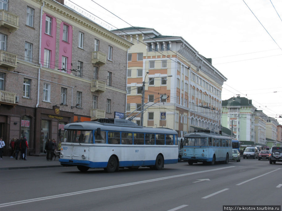 Много старинных тролейбусов 1960х гг Ровно, Украина