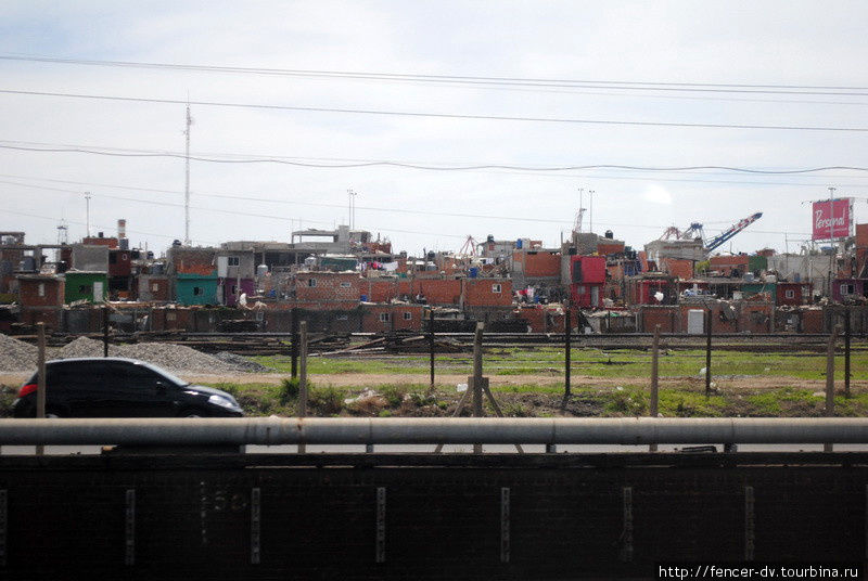 Если отправиться на поезде с вокзала Ретиро, фавеллы откроются с правой стороны через несколько минут Буэнос-Айрес, Аргентина