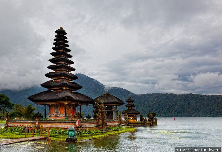 Храм Улун Дану на озере Братан — визитная карточка Бали Бали, Индонезия