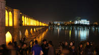 Вечерний Исфахан невероятно красив. Древний мост наполнен молодежью. Все совершают вечерний променад.