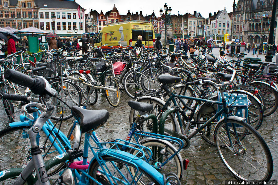 Велосипед — любимое средство передвижения местных жителей Брюгге, Бельгия