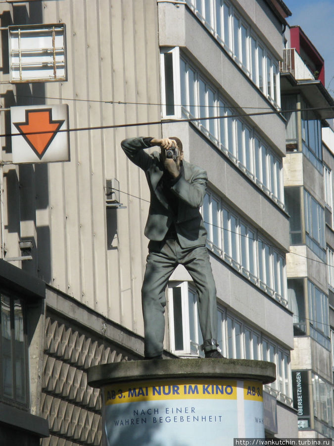 Обращают на себя фигуры людей, выполненных очень реалистично, расположенных на афишных тумбах. Дюссельдорф, Германия