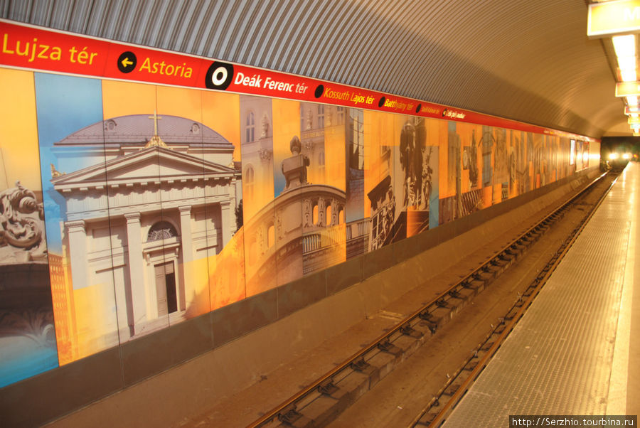 Указатели станций следования маршрута по направлению поезда Красной линии №2