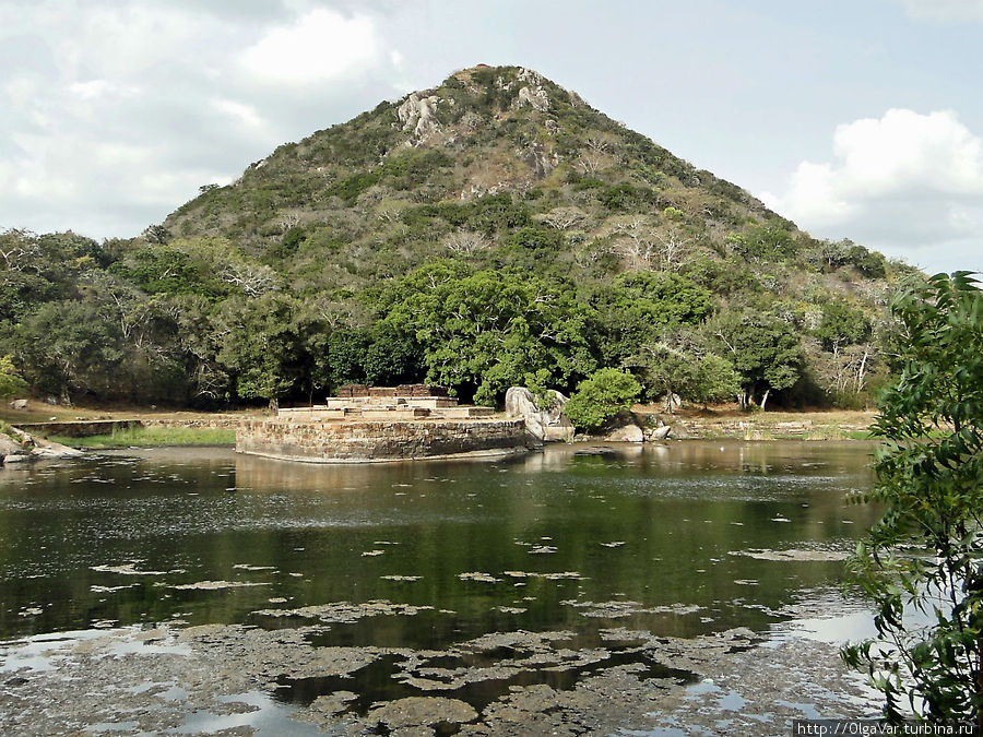 Гора Михинтале и Черный пруд Михинтале, Шри-Ланка