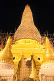 Золотая ступа в пагоде Шве Сиен Кхион по ночам освещена прожекторами