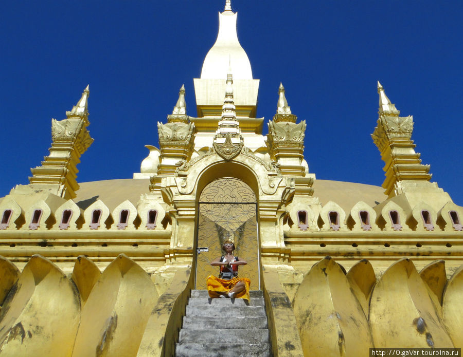 Ступа Пха Тхат Луанг, типичная для буддистской архитектуры, символизирует священную гору Меру. Вьентьян, Лаос