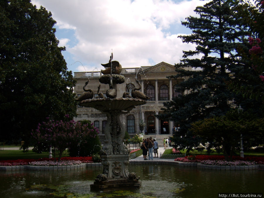 Парк во дворце Долмабахче. Стамбул, Турция