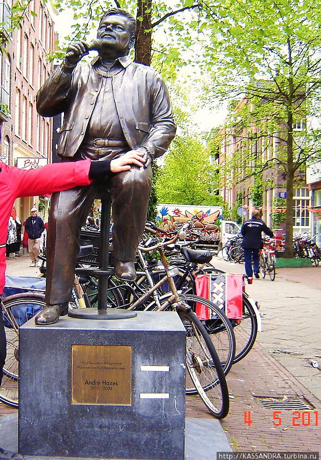Памятник шансонье Андре Хазесу Амстердам, Нидерланды