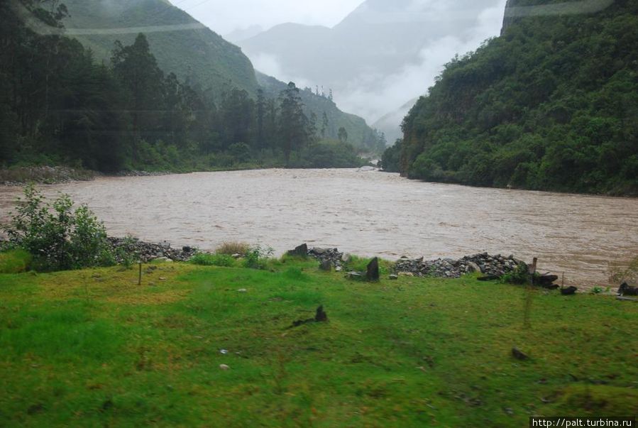 Горы и река. Красота! Пусть даже идет дождь Регион Куско, Перу