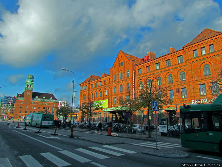 Город Мальме начинается с ж.д. вокзала. Большинство посетителей прибывают сюда из аэропорта Копенгаген (20 минут на электричке), кроме прибывающих морем Город Мальме начинается с ж.д. вокзала. Большинство посетителей прибывают сюда из аэропорта Копенгаген (20 минут на электричке), кроме прибывающих морем