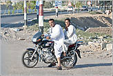 Египетские байкеры. Мотоцикл здесь, судя по всему модное средство передвижения, но дорогое для большей части населения. А люди в Египте живут очень бедно.
*