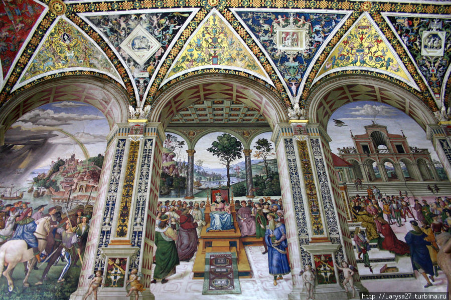 Цикл фресок о жизни и деяниях Энеа Сильвио Пикколомини, папы Пия II, в библиотеке Сиенского собора. В центре фреска — Пикколомини — нунций в Шотландии