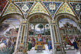 Цикл фресок о жизни и деяниях Энеа Сильвио Пикколомини, папы Пия II, в библиотеке Сиенского собора. В центре фреска — Пикколомини — нунций в Шотландии