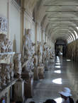 Коридор-большая арочная галерея. По обеим её сторонам тянется бесконечный ряд статуй, бюстов, рельефов.