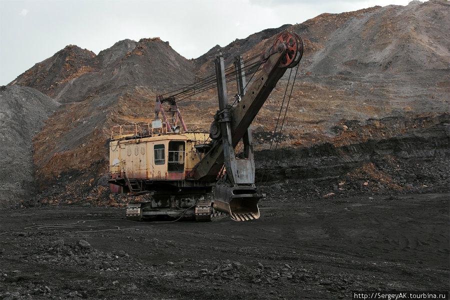 Этим экскаватором ведется добыча (слева в породе виден пласт угля) Кимовск, Россия