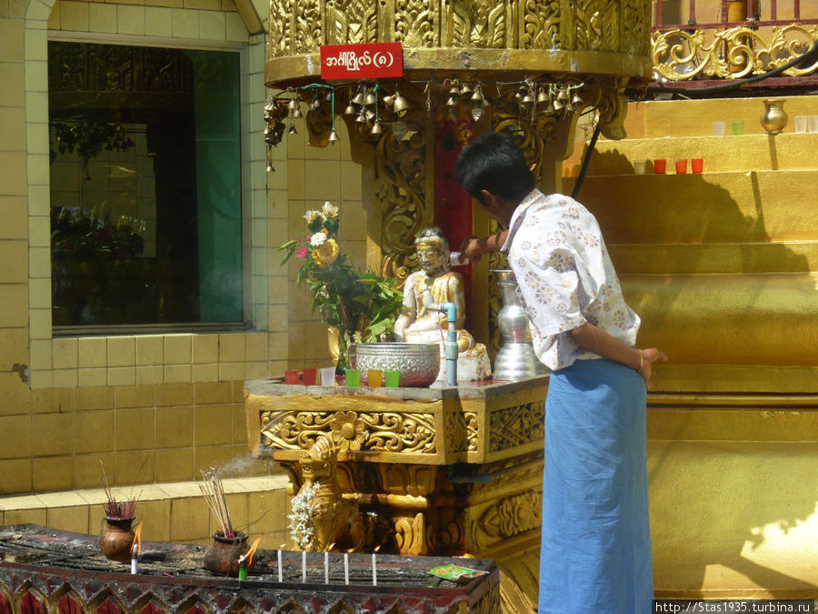Янгон. Пагода Суле. Процесс умывания своего Будды. Янгон, Мьянма