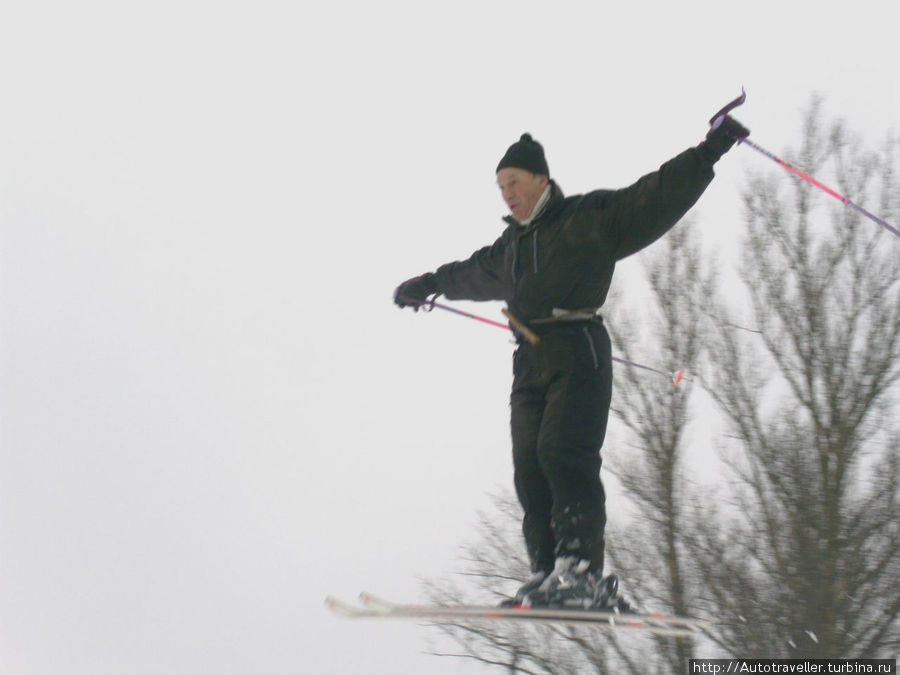 Есть у меня целая серия фотографий — Мои полеты.
Вот вариант полета на горных лыжах.
Это на своем, клубном горнолыжном центре. Москва, Россия