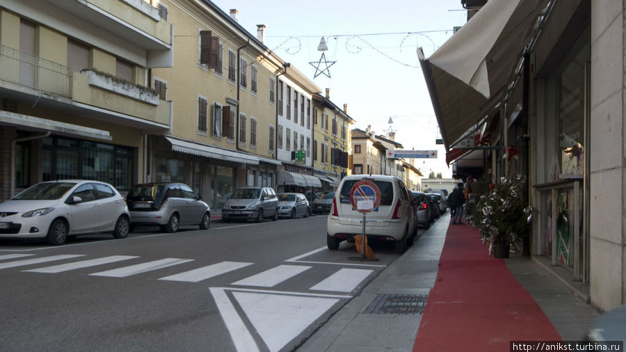 С той эпихи мало что изменилось в городе, разве что постелили красные дорожки на тротуары! Пальманова, Италия