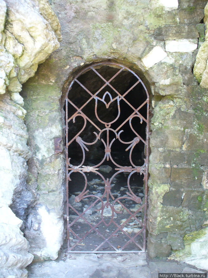 Входы в мацестинские пещеры закрыты решетками — проход в них запрещен Входы в мацестинские пещеры закрыты решетками — проход в них запрещен