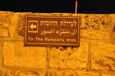 Табличка с указанием направления движения по обзорному экскурсионному маршруту По стенам Старого города.