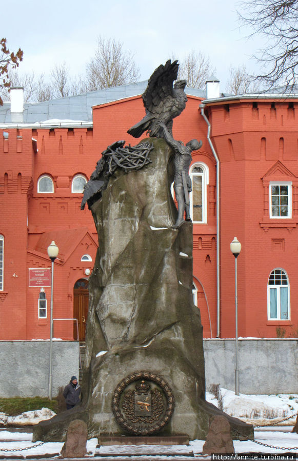 Памятник защитникам Смоленска в войне 1812 года. 
На заднем плане — музей Великой Отечественной войны (здание красного цвета). Смоленск, Россия