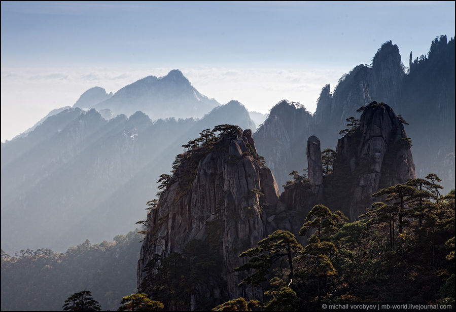 В районе гор Хуаншань, насчитывается 77 пиков выше 1000 м над уровнем моря. Провинция Аньхой, Китай