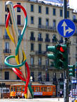 Милан центр мировой fashion индустрии. В честь этого установили вот такую скульптуру, иголка с цветной ниткой.