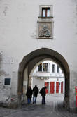Собственно, вот она, Михалска брана (Михайловы ворота) в основании высокой башни, что осталась от средневековой крепостной стены, защищавшей город от неприятеля. Наверху — герб Братиславы.