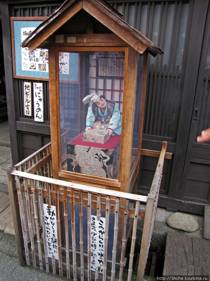 Это механическая кукла рекламировала блюда, которые предлагал маленький ресторанчик. Муляжи блюд поочередно появлялись перед кивающим головой поваром Такаяма, Япония