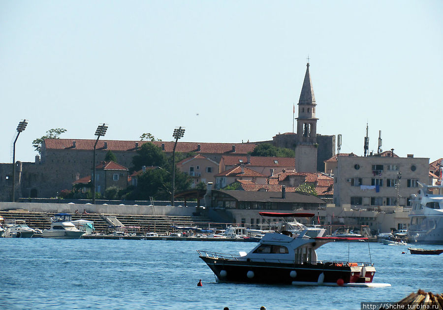Вид на Старый город с городского пляжа Будва, Черногория Вид на Старый город с городского пляжа Будва, Черногория