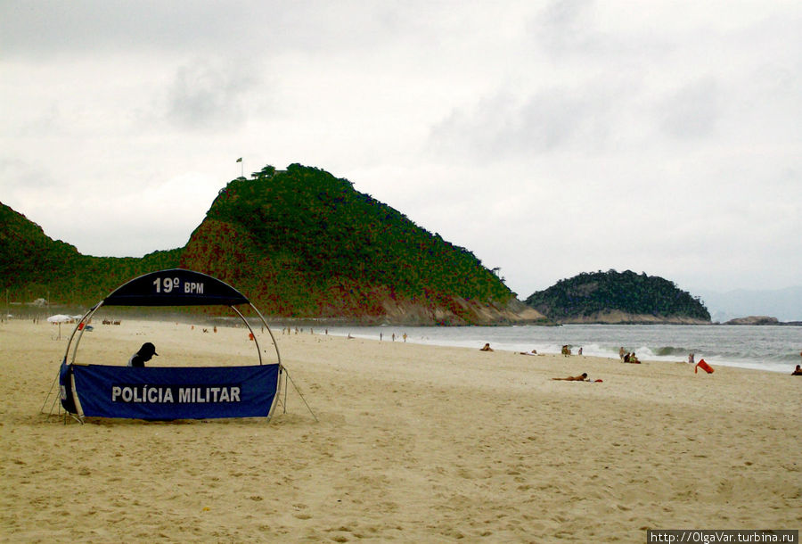 другие — охраняют отдыхающих.... Рио-де-Жанейро, Бразилия