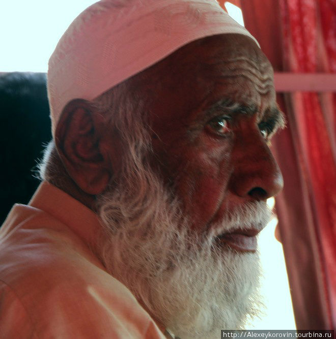 Колоритный старик в автобусе Карачи, Пакистан