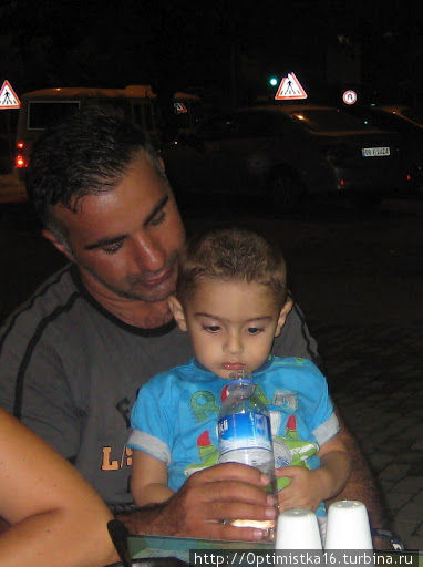 Азар с сыном пришёл в кафе, отметить с нами день рождения. Август 2010 Дидим, Турция